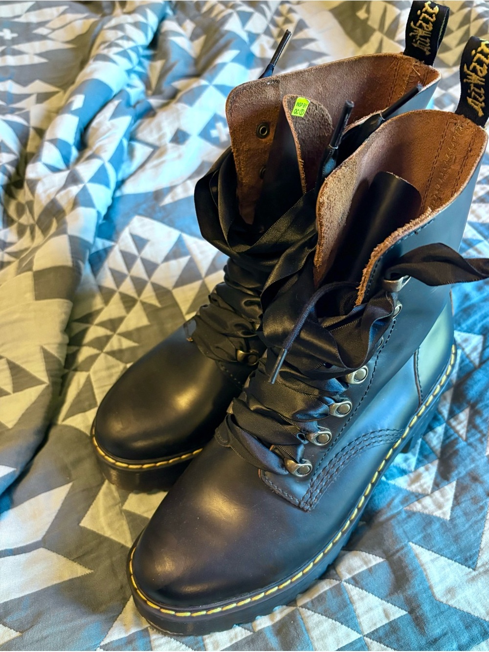 NWOB Dr. Martens Leona with Extra Ribbon Laces